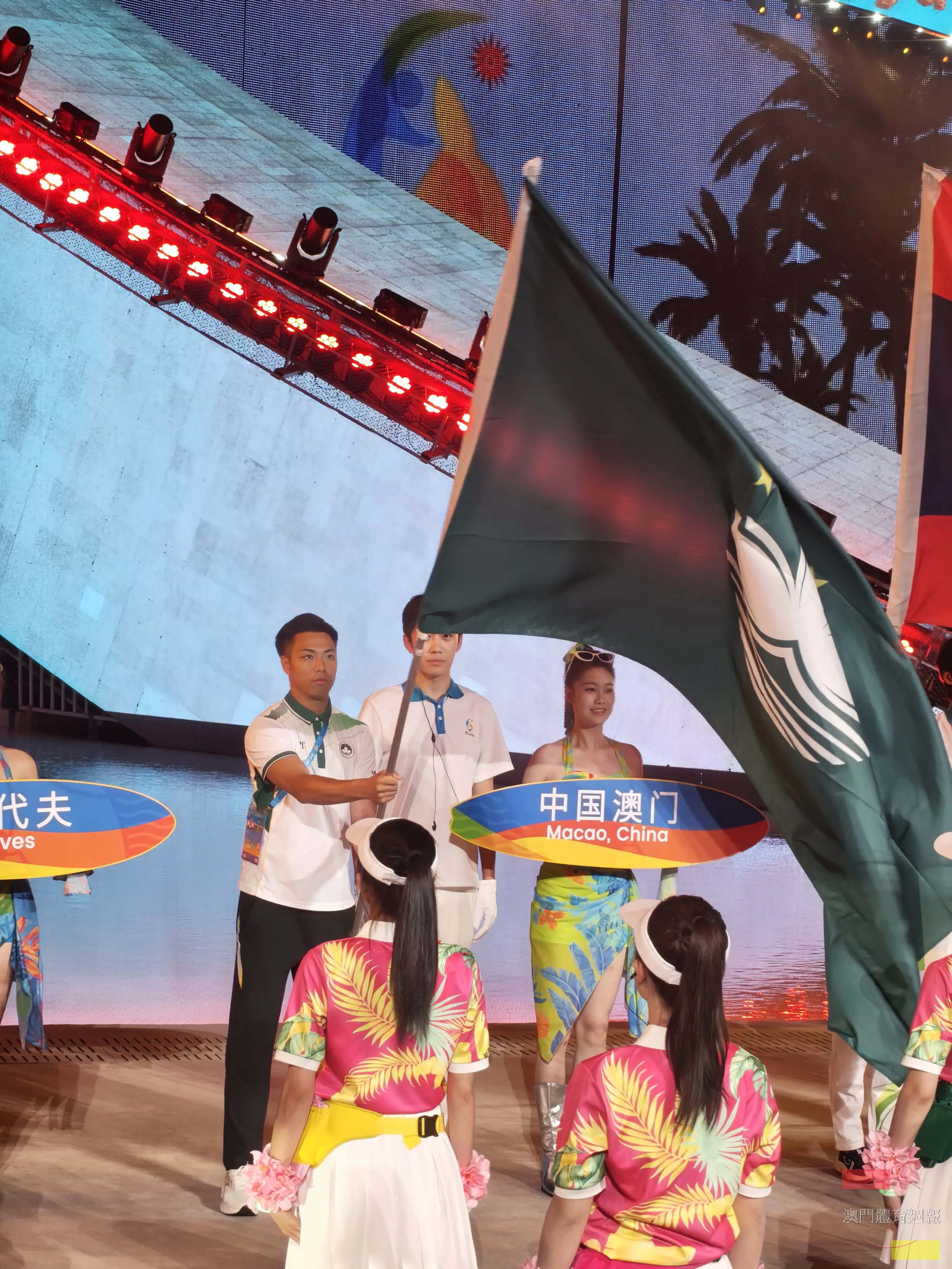圖2  3人籃球男子運動員曾譜誠擔任持旗手.jpg